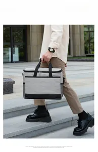 Vue détaillée du grand sac isotherme gris en tissu Oxford avec bandoulière pour le pique-nique