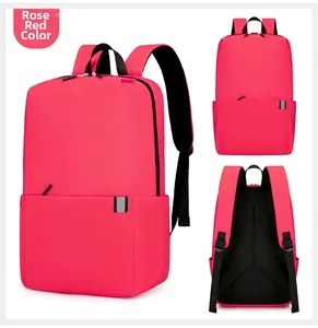 Drei Perspektiven eines rosaroten minimalistischen Rucksacks mit wasserdichtem Stoff und Taschen