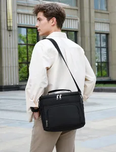 Sac isotherme noir avec bandoulière réglable et grande poche frontale zippée