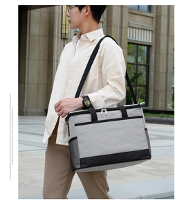 Détail d'un sac isotherme en tissu oxford gris avec bandoulière réglable et poche filet