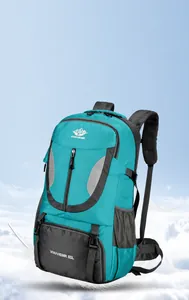 Detailoverzicht van de 60L outdoor rugzak met waterdichte stof en gevoerde schouderbanden