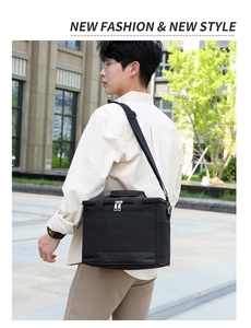 Modèle présentant un sac isotherme noir à double couche avec bandoulière réglable