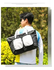 Détail d'un sac de voyage en nylon noir et gris montrant un tissu imperméable