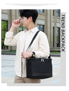 Détail du sac de pique-nique noir en tissu Oxford avec bandoulière et poches en filet
