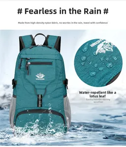 Détail du tissu en nylon haute densité montrant la fonction imperméable du sac à dos bleu