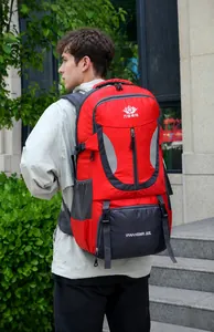 Detail van de 60L wandelrugzak van waterdichte rode stof met ergonomische ondersteuning
