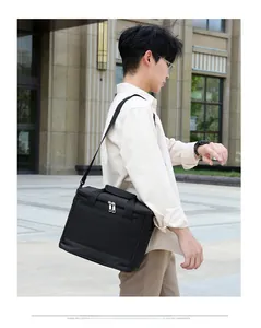 Détail du sac isotherme en tissu oxford noir avec bandoulière réglable et double fermeture