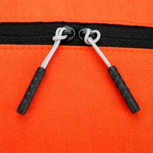 Nahaufnahme eines Rucksacks aus orangefarbenem Canvas mit rutschfesten Reißverschlüssen