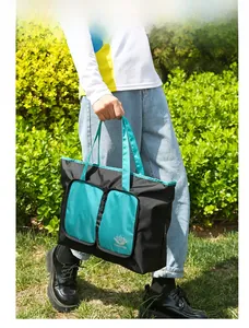Détail du sac de voyage de loisirs en nylon noir avec poches zippées turquoise