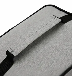 Détail du tissu tissé gris et de la poignée renforcée en sangle haute densité