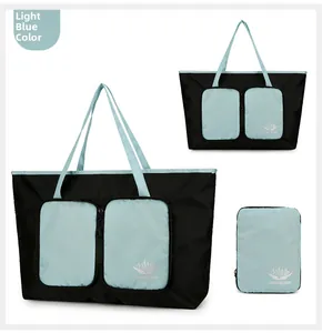 Sac de voyage pliable bleu clair avec détails sur la texture en nylon résistant