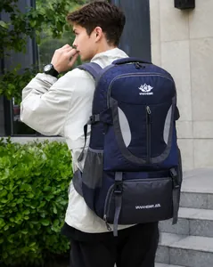 Detail van de 60L waterdichte outdoor rugzak met ergonomische S-banden en zijvakken in gaas