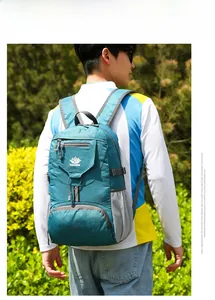 Vue arrière d'un sac à dos de randonnée en nylon bleu imperméable lors d'un trek en plein air