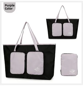 Vue détaillée du sac de voyage pliable noir avec anses violettes et état plié compact