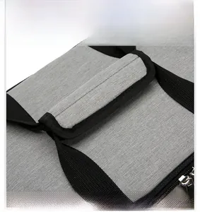Détail de la poignée en tissu Oxford et des fermetures éclair métalliques d'un sac isotherme