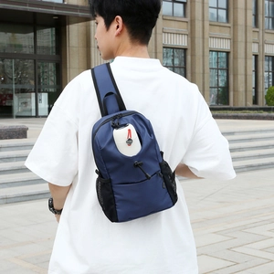 Dunkelblaue leichte Crossbody-Brusttasche mit Flaschenhalter an einem männlichen Modell
