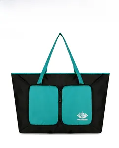 Vue détaillée d'un grand sac de voyage pliable noir et cyan avec deux poches frontales