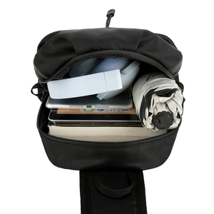 Leichte schwarze Brusttasche mit viel Stauraum für iPad und Kopfhörer im Hauptfach