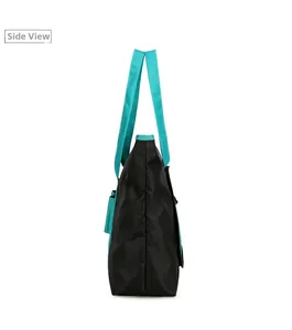 Vue latérale montrant la grande capacité du sac de voyage pliable noir et bleu