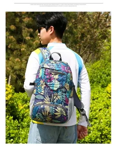 Détail du sac à dos de randonnée imprimé tropical avec poche filet et sangle réglable