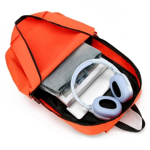 Orangefarbener Canvas-Rucksack mit großem Fassungsvermögen und geräumigem Innenraum