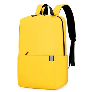 Minimalistischer hellgelber Nylon Rucksack mit Fronttasche und schwarzen Trägern auf Weiß