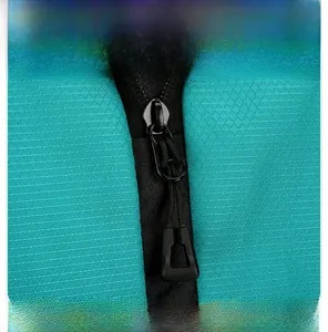 Gros plan sur le tissu vert indéchirable à motif losanges avec tirette de zip noire