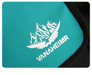 Détail du sac de voyage pliable VANAHEIMR en tissu sergé turquoise et zip noir