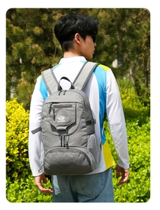 Vue détaillée du sac à dos de randonnée gris avec bretelles rembourrées ergonomiques