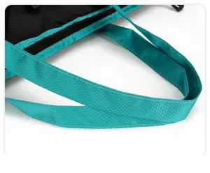 Détail de la sangle en nylon ripstop bleu avec coutures renforcées sur le sac de voyage