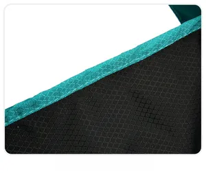 Gros plan sur le tissu en nylon noir quadrillé avec des coutures de renfort cyan précises