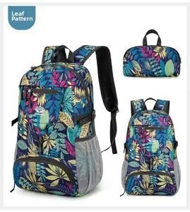 Détail du sac à dos à motif de feuilles colorées et sac à main assorti avec filet
