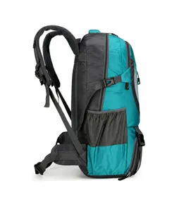 Zijaanzicht van de 60L outdoor rugzak met gaasvak voor bidon en zijdelingse compressieriemen