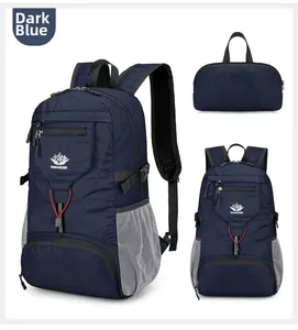 Détail du sac à dos extérieur bleu foncé avec logo Vanaheimr et bretelles rembourrées