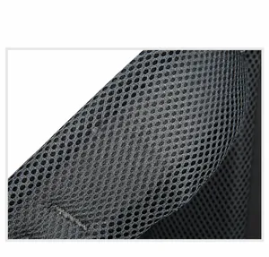 Detail van de ademende mesh schouderbanden van de 60L rugzak voor comfort