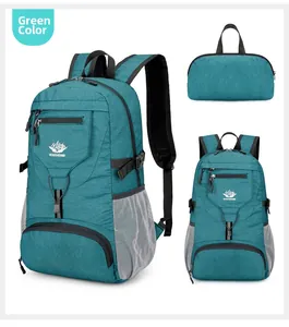 Vue détaillée du sac à dos de randonnée vert avec poches en maille et nylon résistant