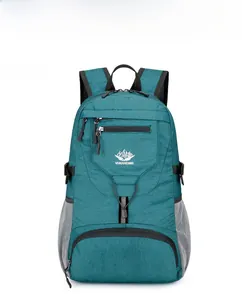 Détail frontal du sac à dos de randonnée imperméable avec logo et cordons élastiques