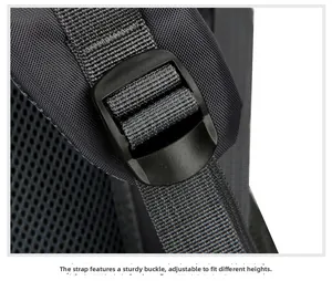 Détail de la bandoulière réglable avec boucle robuste et mesh respirant sur sac à dos 60L