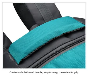 Détail de la poignée rembourrée renforcée sur le sac à dos de sport 60L imperméable