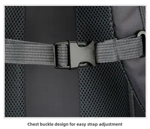 Détail de la boucle de poitrine et du tissu en maille respirante sur le sac à dos 60L
