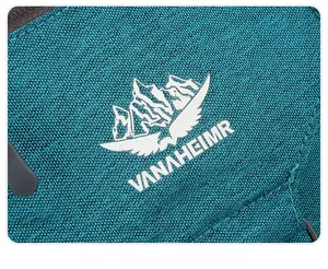 Gros plan sur le tissu bleu texturé avec logo VANAHEIMR blanc sur un sac de rando