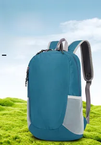 Détail du sac à dos de randonnée bleu lac avec poches latérales en filet et bretelles