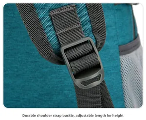 Détail macro de la boucle robuste et de la sangle réglable du sac à dos de randonnée