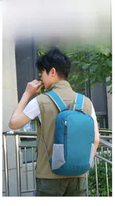 Sac à dos de randonnée pliable bleu avec poche en filet et compartiment zippé