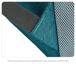 Vue détaillée des coutures de sangle renforcées et du filet respirant sur le sac à dos