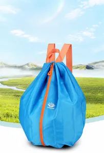 Faltbarer blauer Rucksack mit orangefarbenem Reißverschluss und wasserfestem Nylon