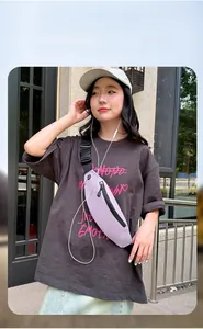 Street style λήψη από τσαντάκι μέσης σε λεβάντα χρώμα με μαύρο ρυθμιζόμενο ιμάντα