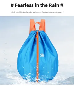 Nahaufnahme von wasserabweisendem Nylon-Gewebe mit Wassertropfen auf blauem Rucksack