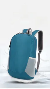 Vue détaillée du sac à dos de randonnée léger et imperméable avec poches latérales en filet