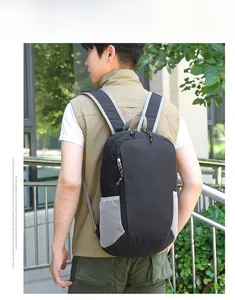 Vue extérieure d'un sac à dos pliable noir avec poches latérales en filet sur modèle